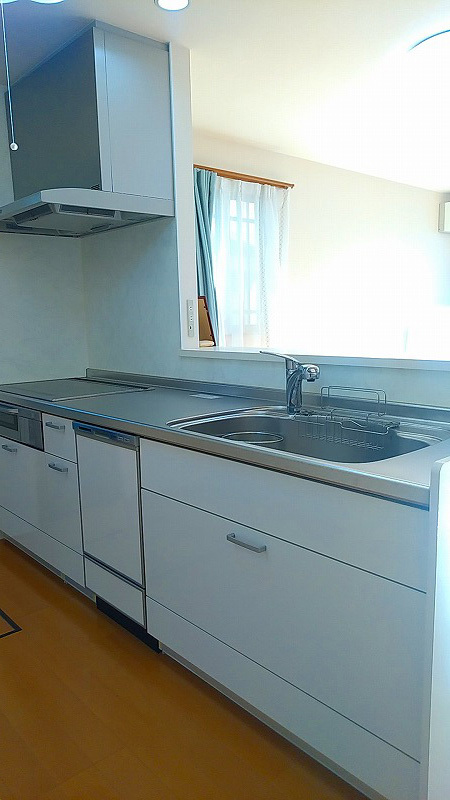 キッチン　IHヒーター、食洗器付きのセミオープン式対面キッチン