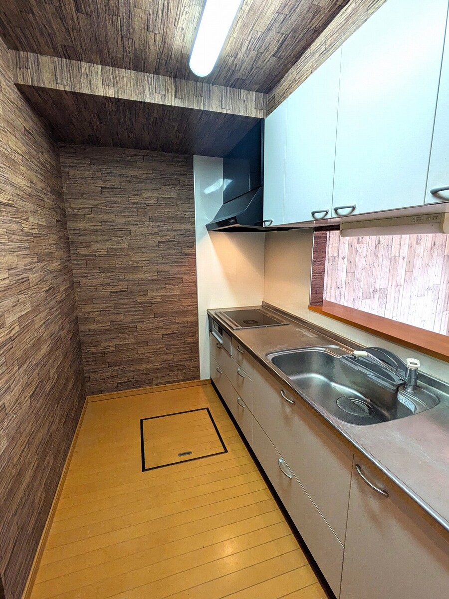 床下収納付きのカウンターキッチン