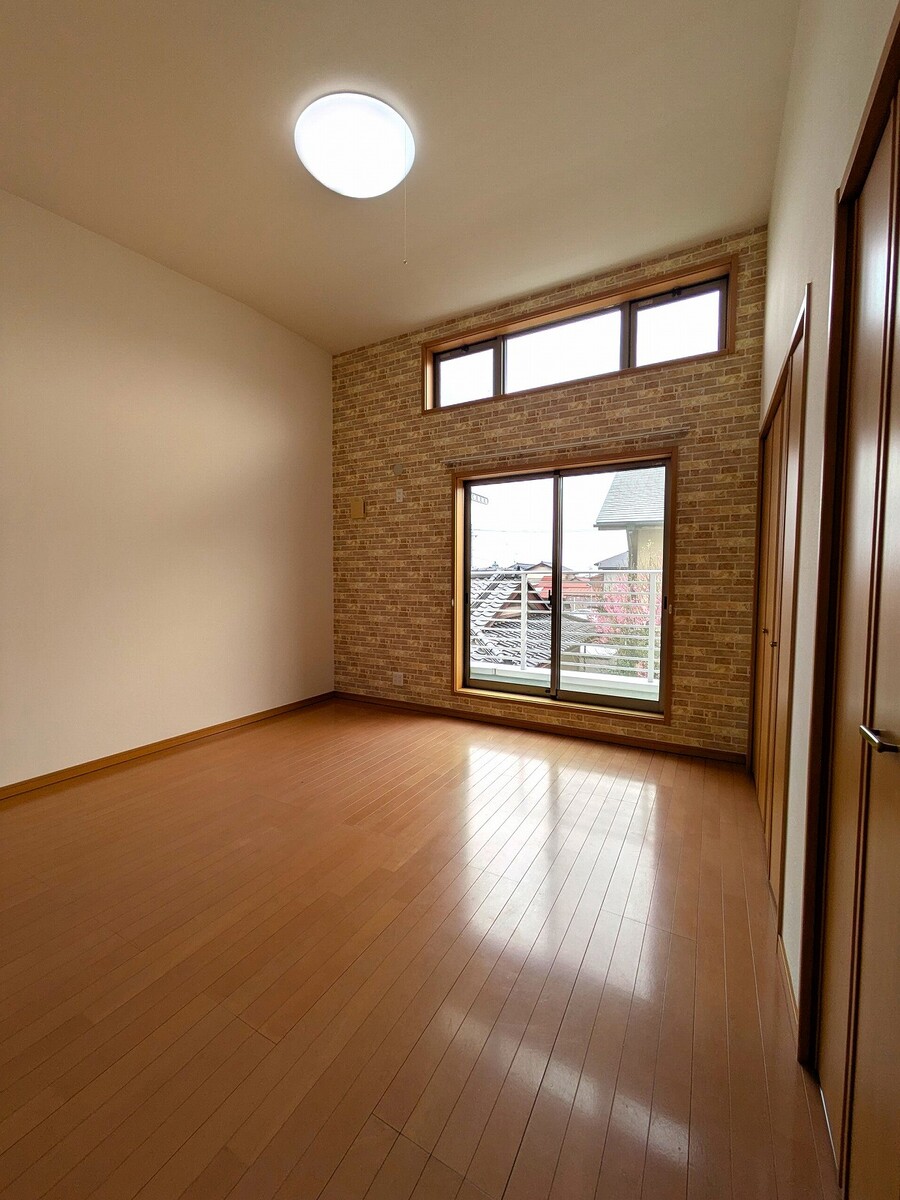 2Ｆ南側洋室は天井高もあり、上下に窓もある明るいお部屋です