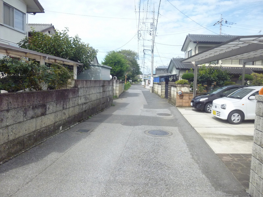 東側前面道路　(南側より撮影)