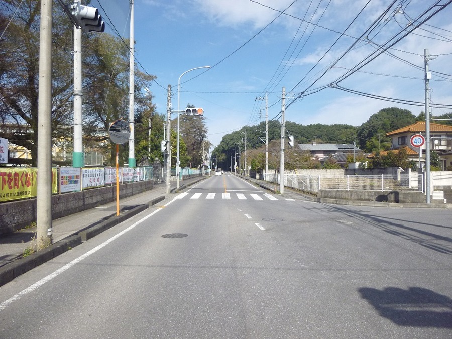 西側県道で視認性の高い立地です