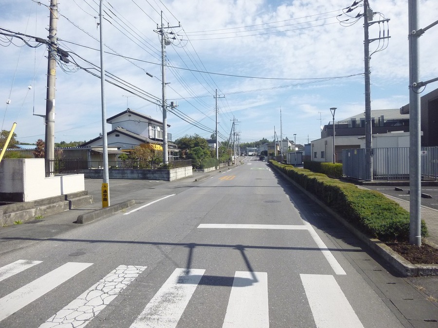 南側市道は両側歩道でゆとりがあります