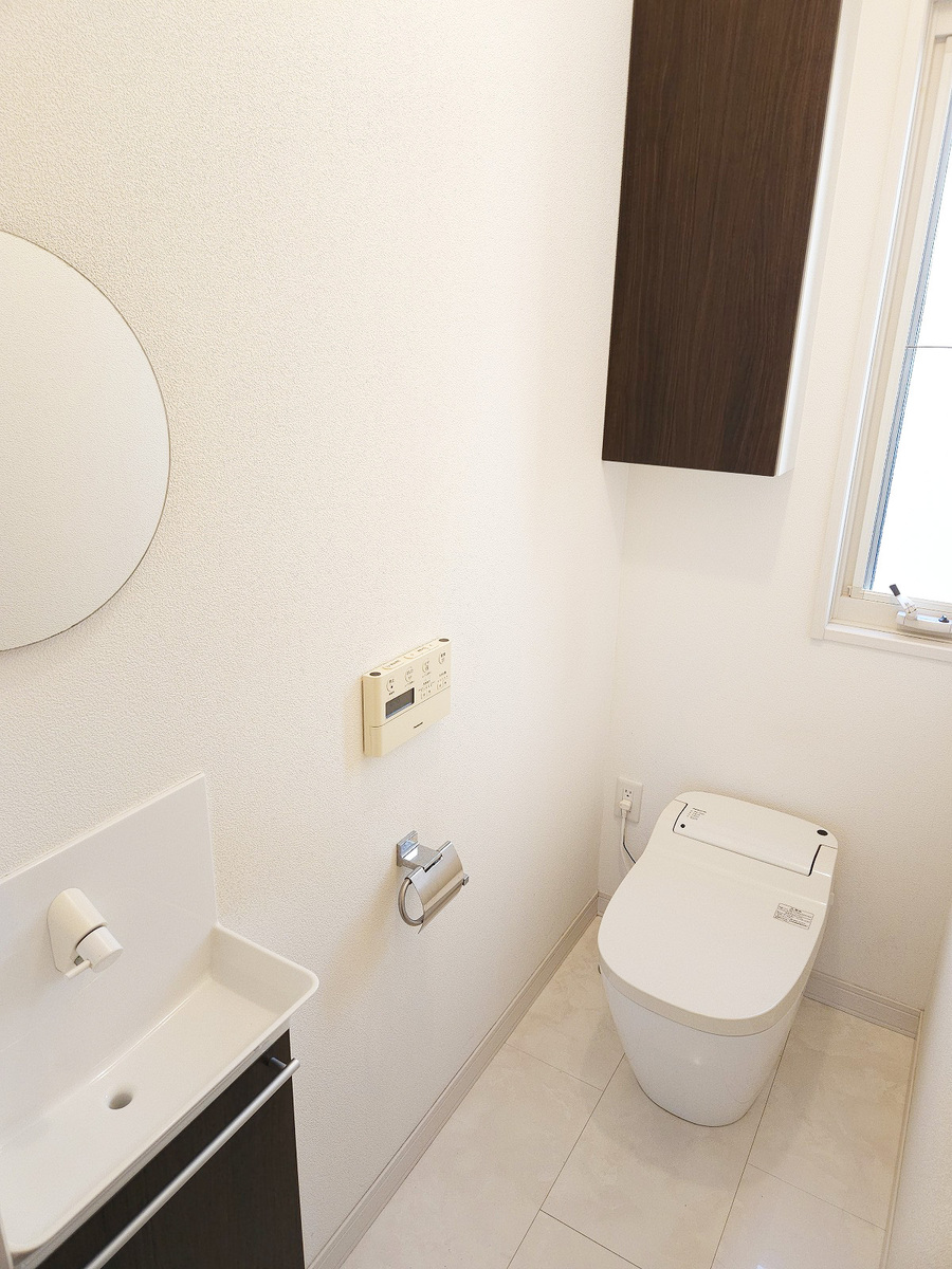 全自動泡洗浄機能付きのタンクレストイレ。手洗器もありますので清潔な状態で各部屋に。