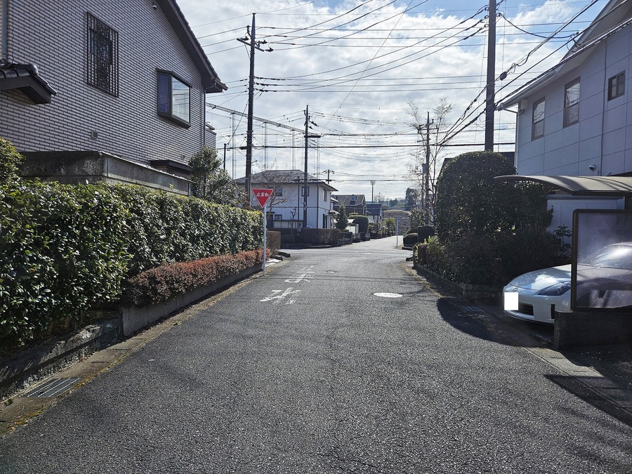 前面道路は約6mの幅ですので、駐車もゆとりを持って行えます。