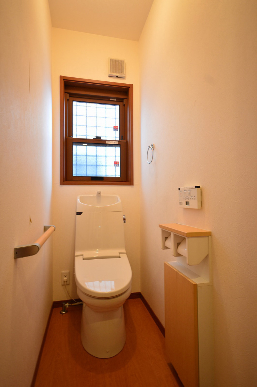 1Fトイレ　トイレットペーパーなどを収納出来るスペースもあります。
