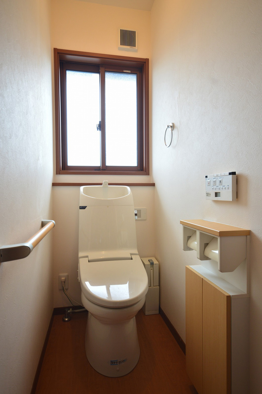 2F　トイレ　トイレットペーパーなどを収納出来るスペースもあります。