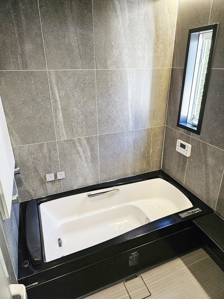 LIXIL製の「スパージュ」を採用した浴室。重厚感ある空間でくつろぎを楽しめます。