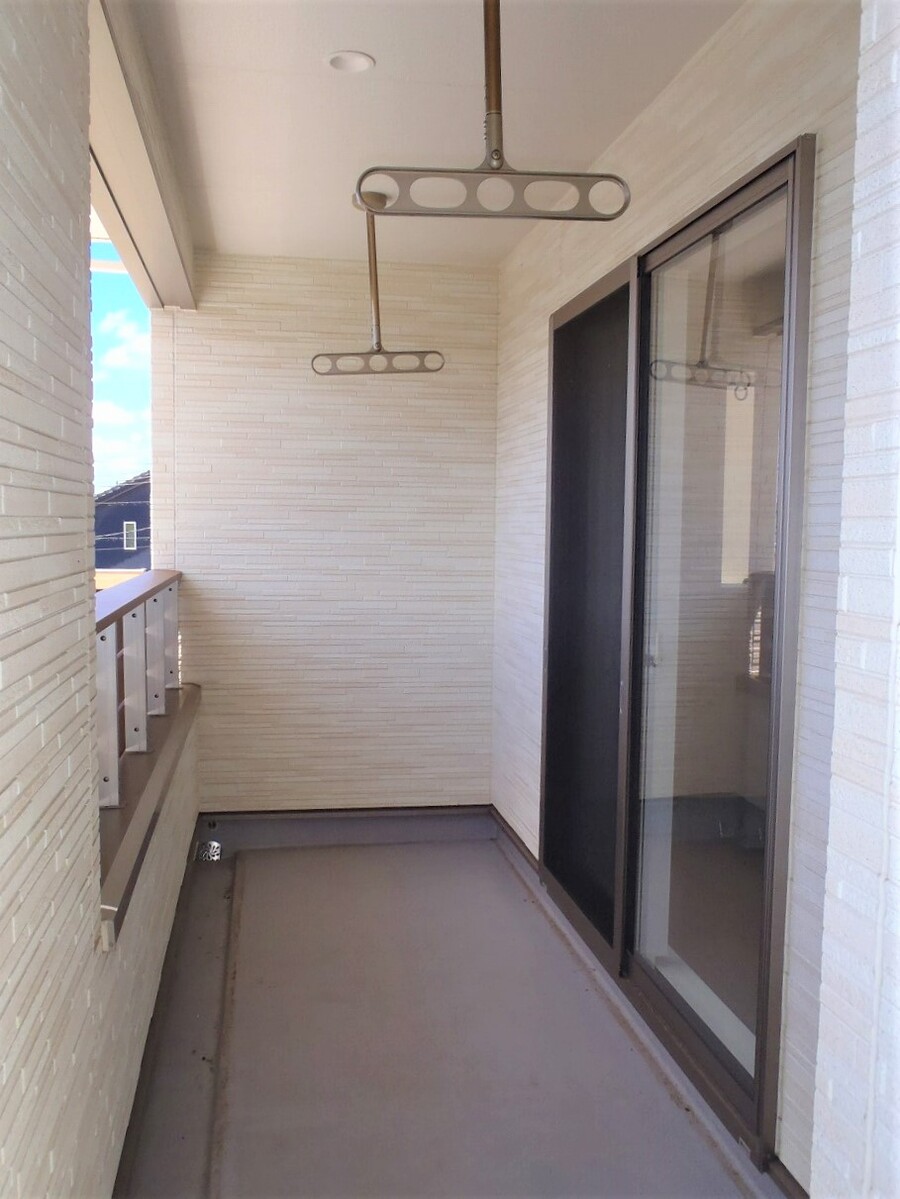 2F 屋根付きのインナーバルコニー