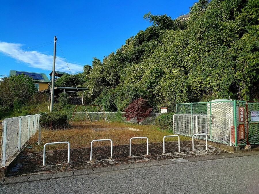 東側、隣接公園