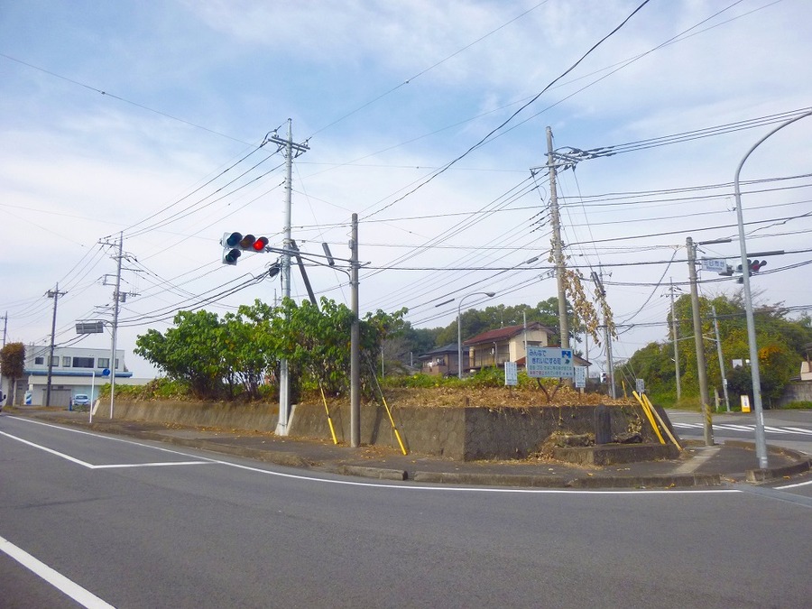 県道と町道に面して視認性の高い立地です