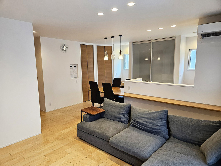 シンプルかつ明るい空間のLDK！家具も合わせやすい色合いです！