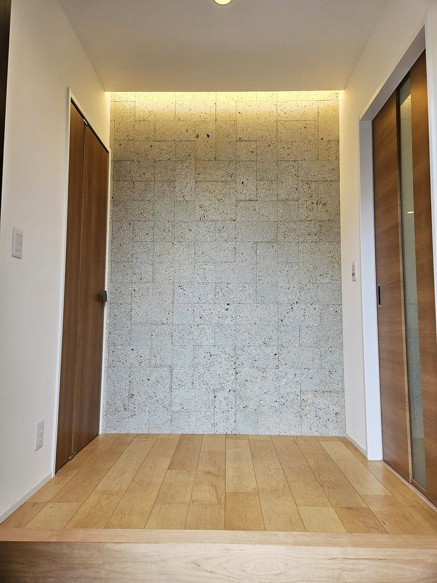 大谷石+間接照明採用の重厚感溢れる玄関ホール！