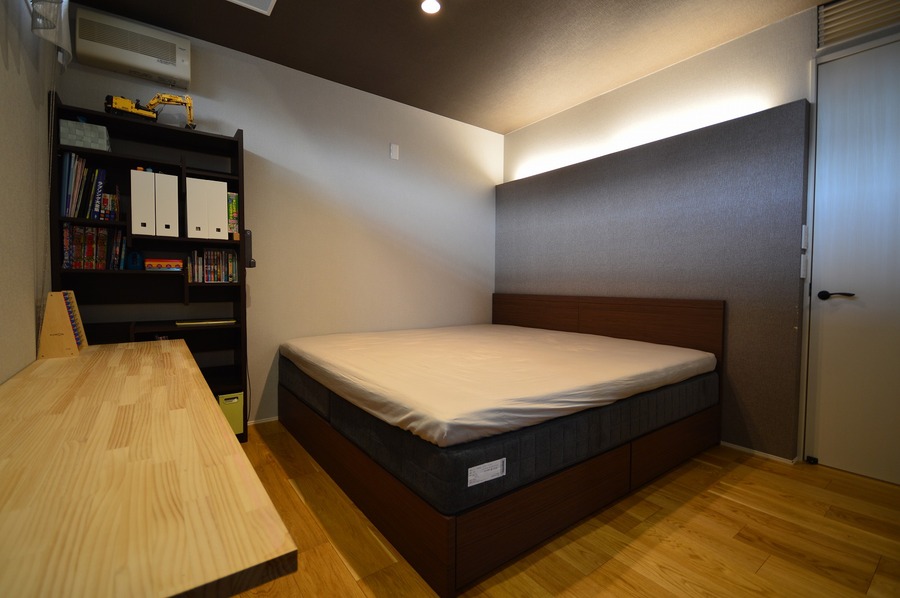 寝室はアクセントクロスや間接照明を設けシックな空間を演出