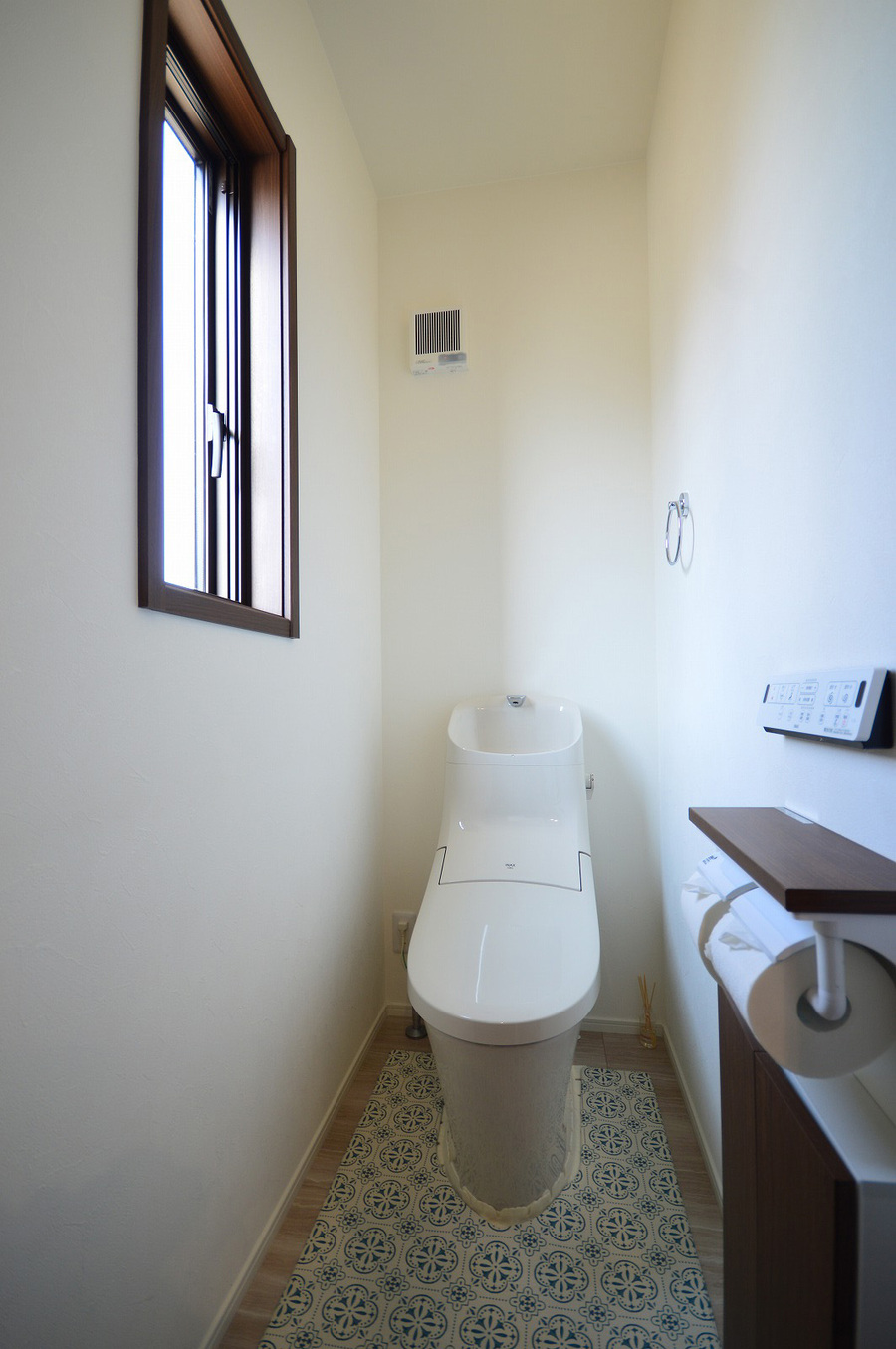 1階トイレ　トイレには人感センサー付きの換気扇設置