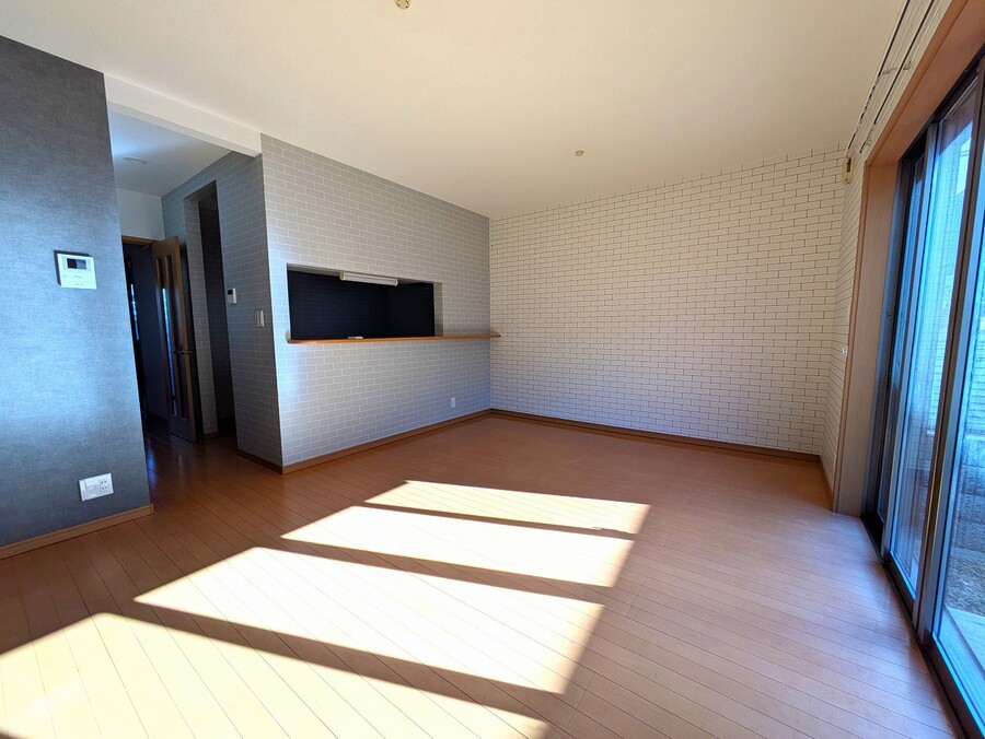 南側に庭のあるリビング（クロス貼替）