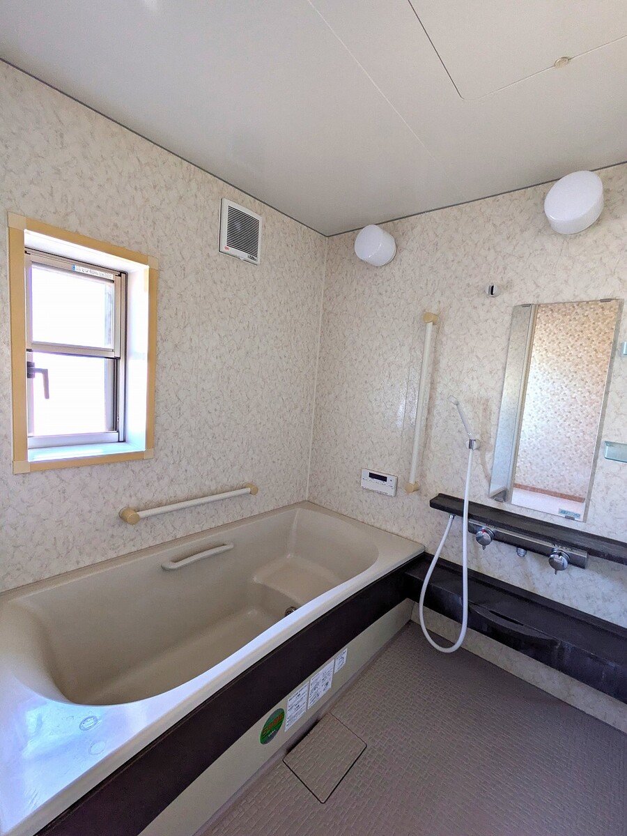 窓のある明るい浴室です