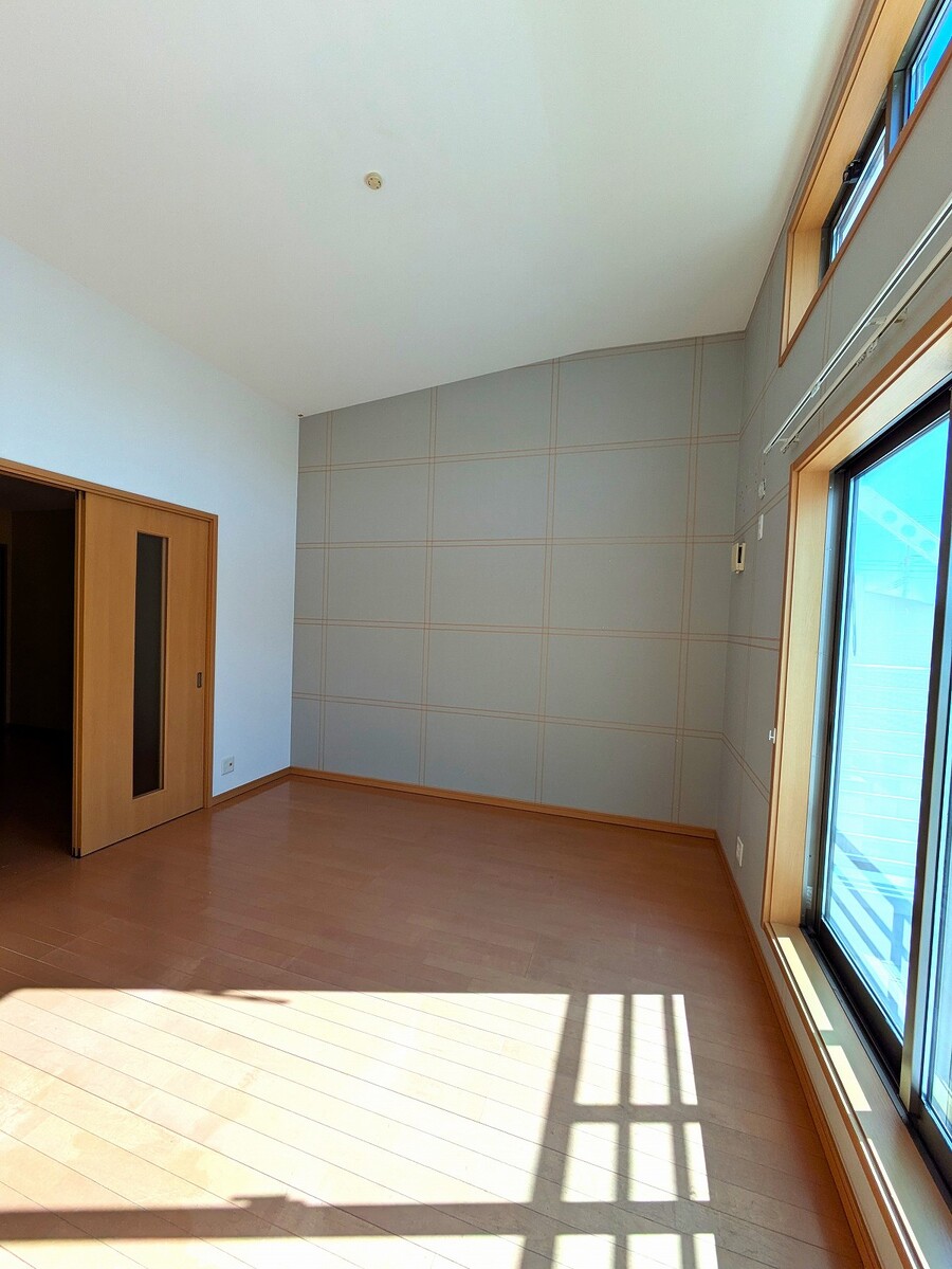 2F南側洋室は高い位置に窓もあり、とても明るいお部屋です