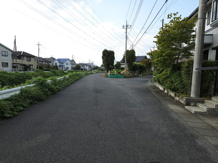 前面道路は6m以上の幅員で出入りも楽々です