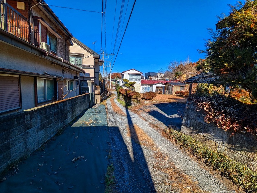 東側道路(未舗装)