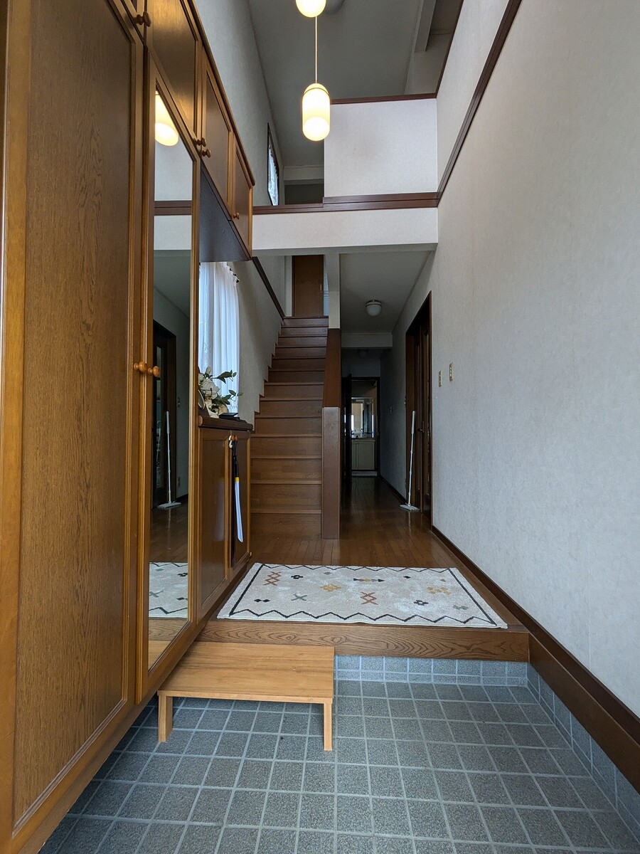 上部が吹抜けになって明るく広い玄関です