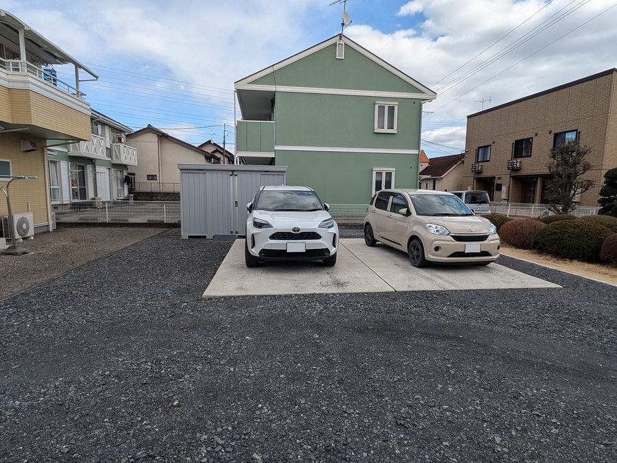 メイン駐車場（こちら以外も複数台駐車可能です）