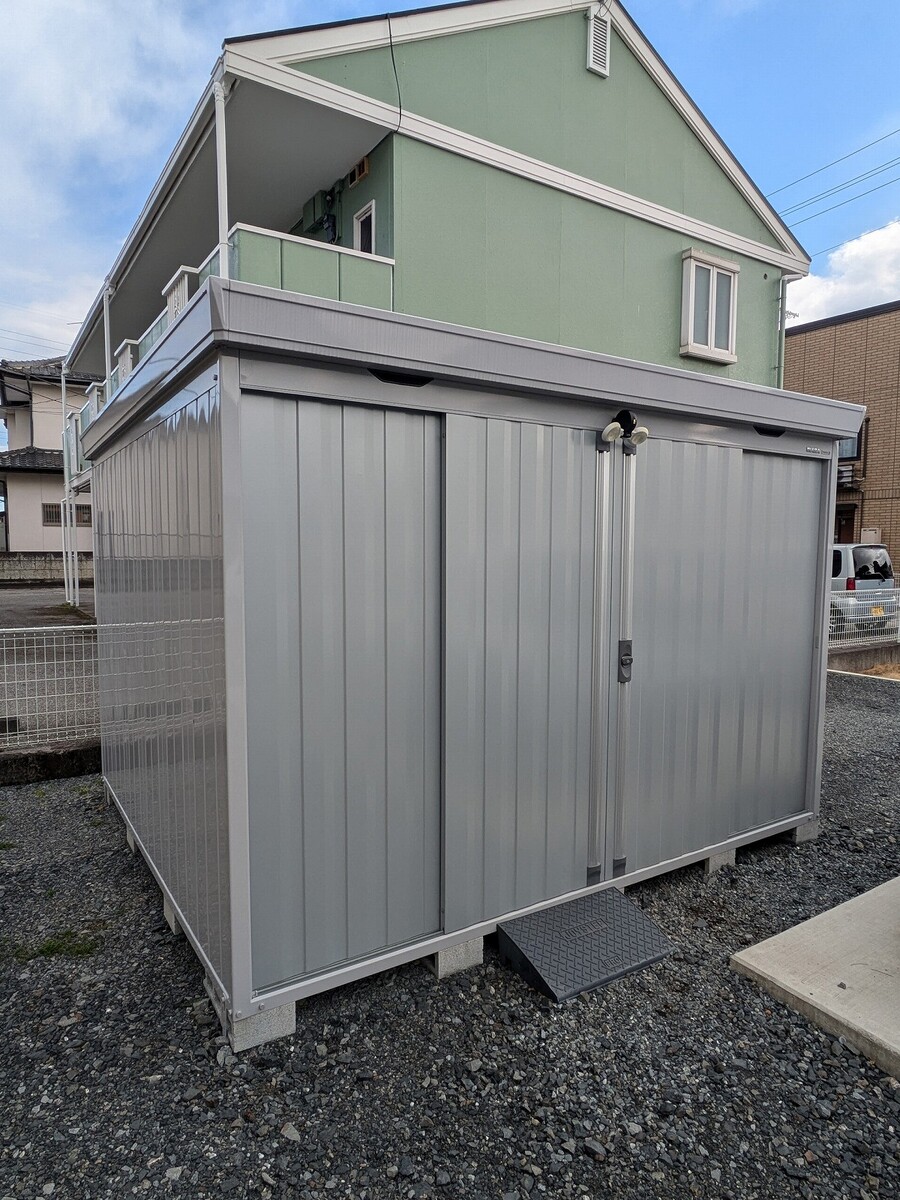 自転車も収納できる大きな物置