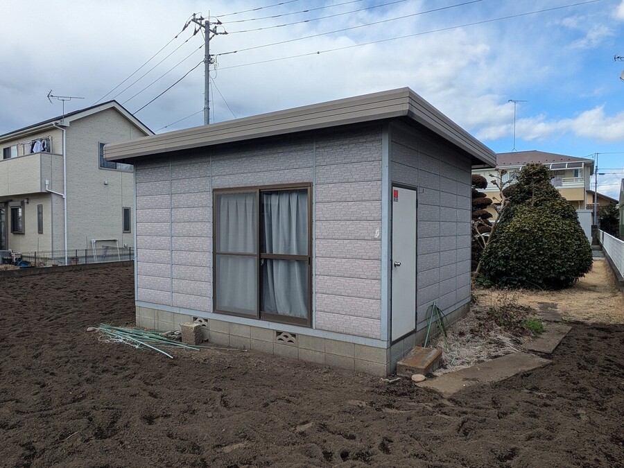 敷地の南側に設置された小屋、収納だけでなくワークスペースとしても利用できます