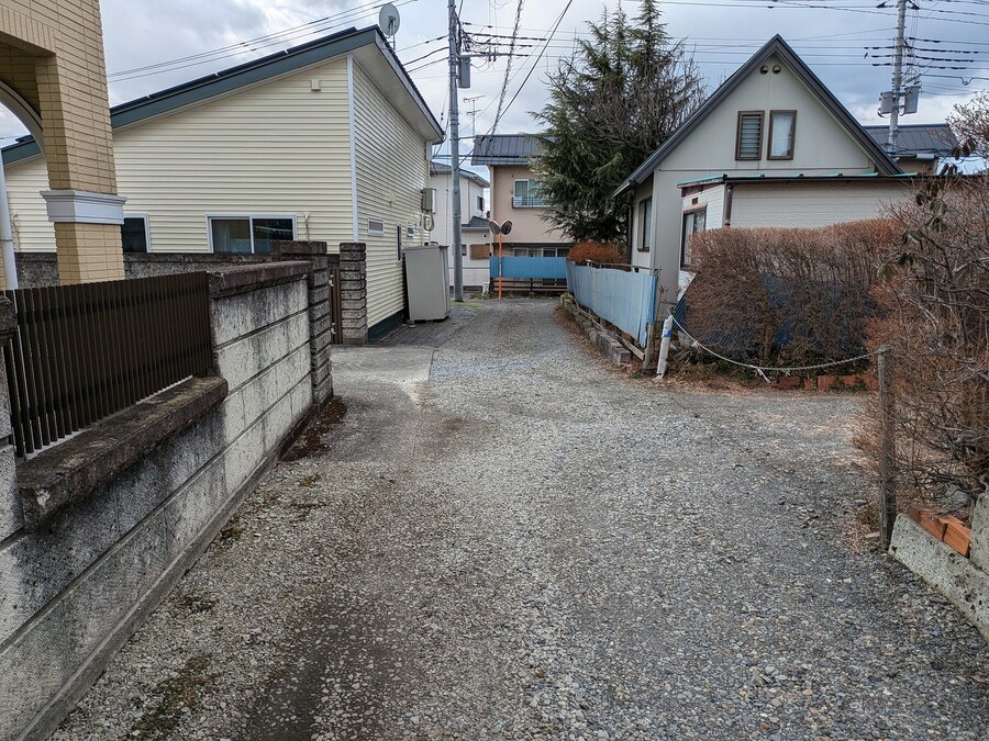 前面道路（砂利敷きです）