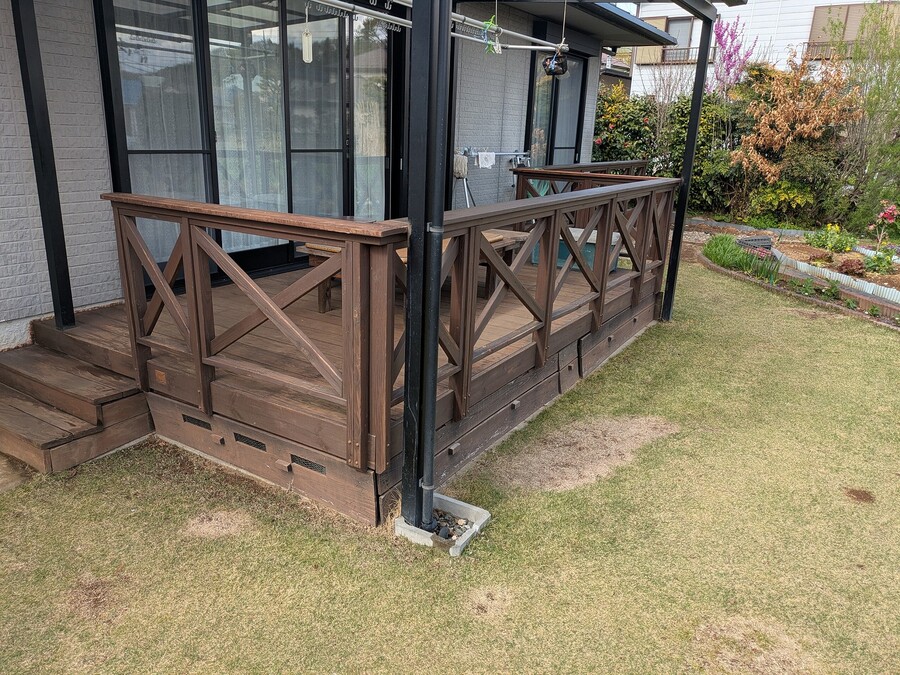 メンテナンスの行き届いたウッドデッキ（一部屋根付きです）