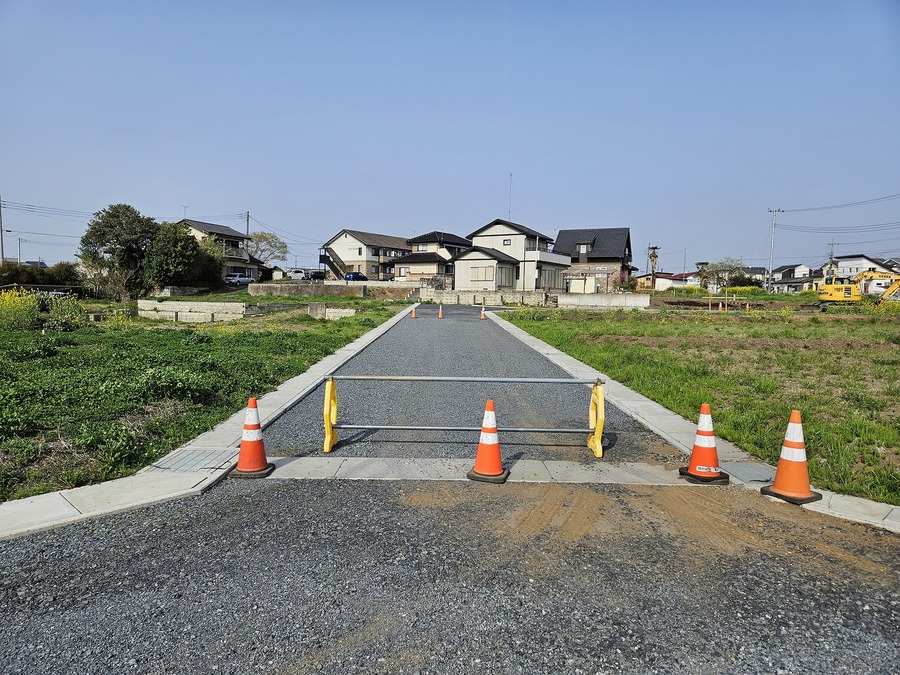 東側前面道路