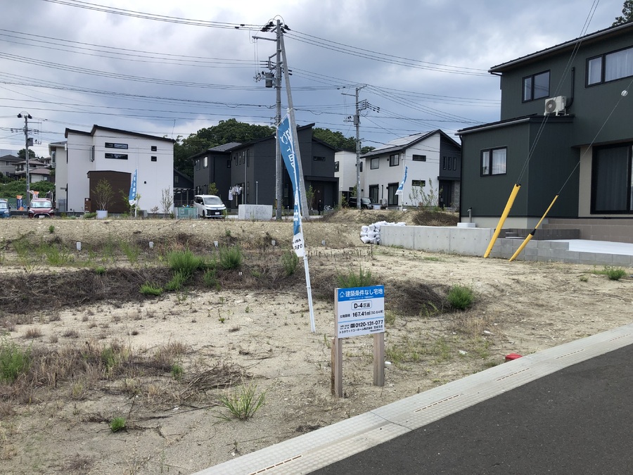 メイン道路と反対向きの区画となっているので、交通量が少なく安心です。