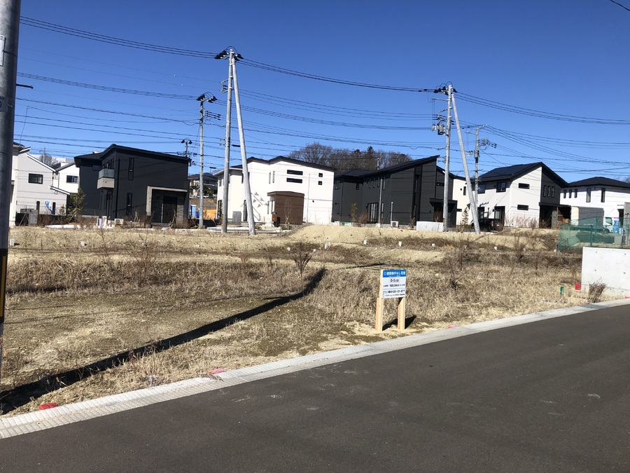 メイン道路と反対向きの区画となっているので、交通量が少なく安心です。