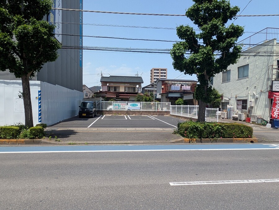 白楊高通り沿いで視認性の高い立地