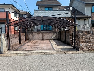 ワンボックスタイプも楽々駐車できるカーポート(2台分)