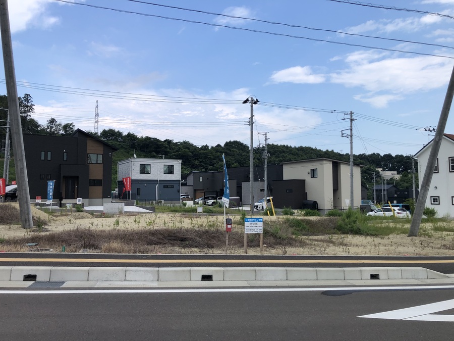 幅12.0ｍの運転しやすいメイン道路沿いですが、分譲地の奥側の為交通量は少ない好物件です。