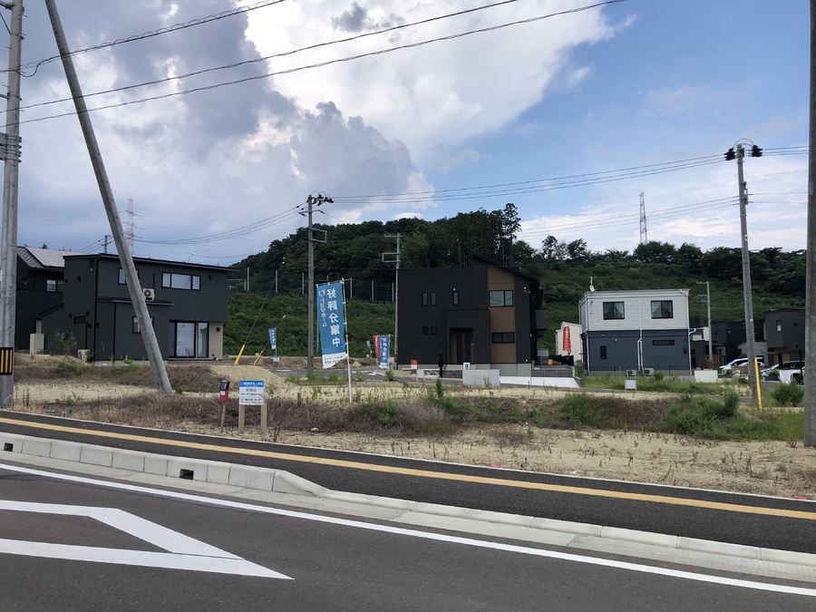 外構ガイドラインが統一されている分譲地なので、綺麗な街並みになります