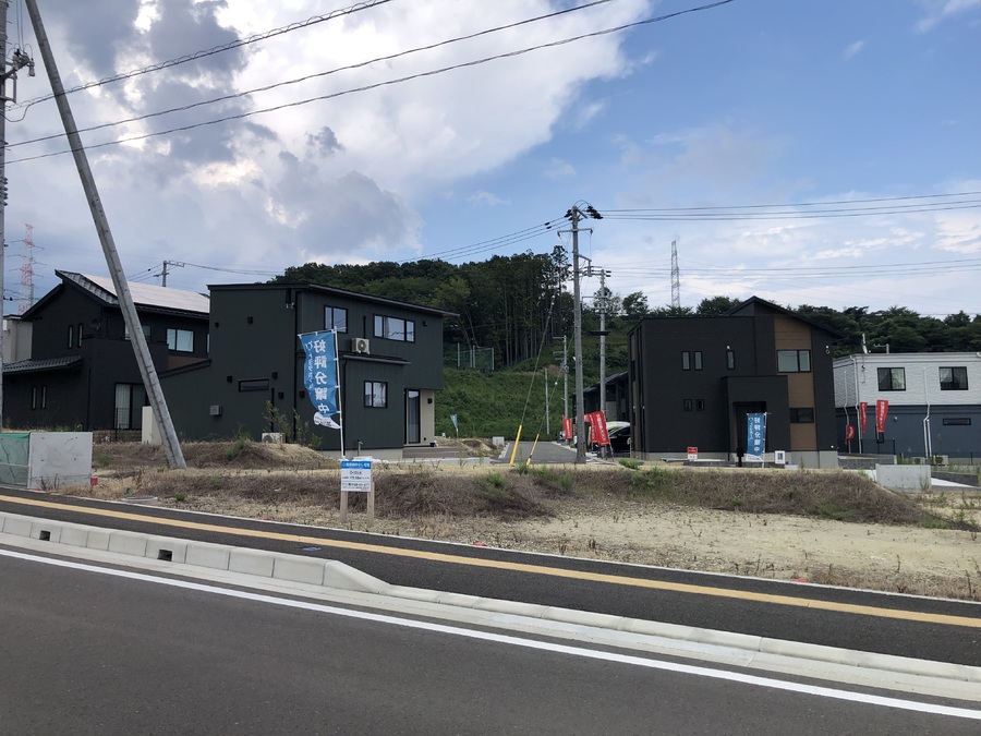 目の前にゴミ捨て場があるので、毎日のゴミ出しも楽々です。
