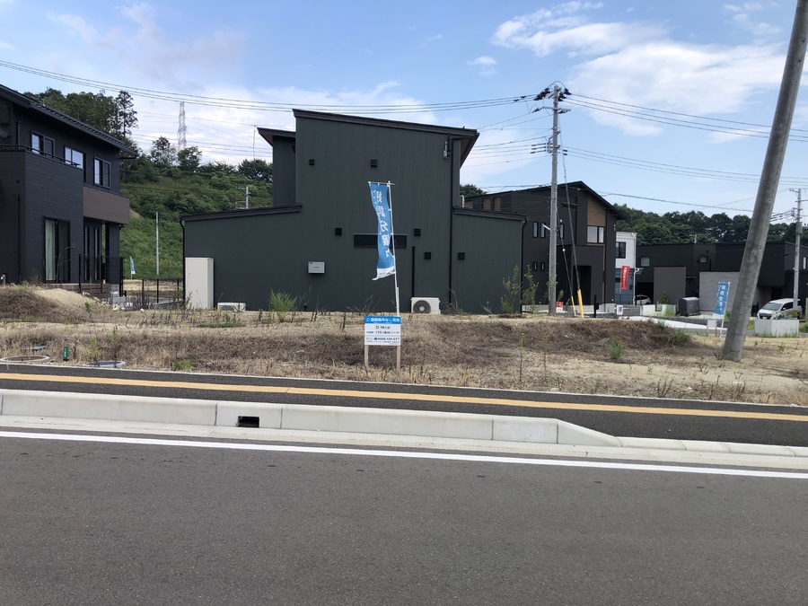 幅12.0mの広い前面道路なので、車の出し入れも楽々です。