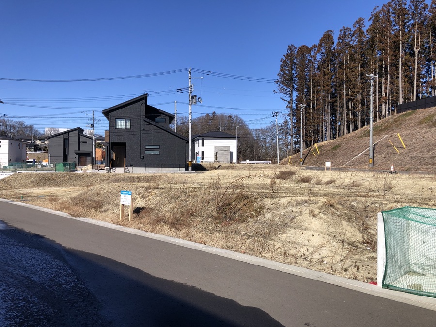 分譲地の奥側のE街区なので、交通量が少なくお子様とのお散歩も安全です。