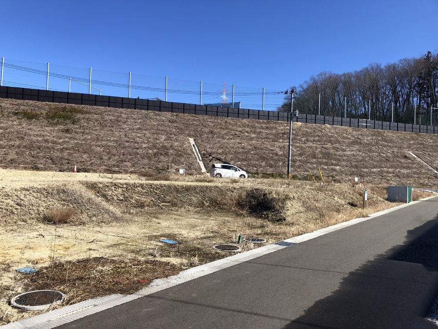 北側はのり面になっているので、家が建ちません。
