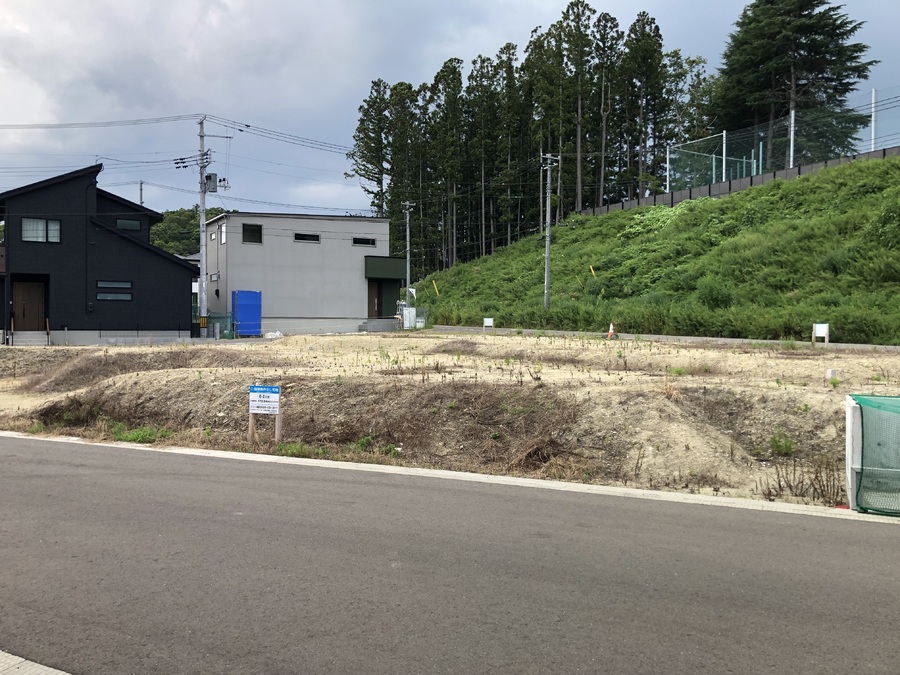 北側はのり面になっているので、家が建ちません。