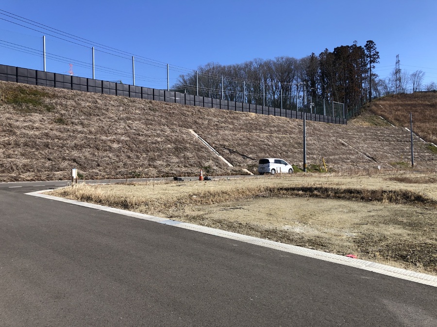 北側はのり面なので建物が建つ心配もございません。