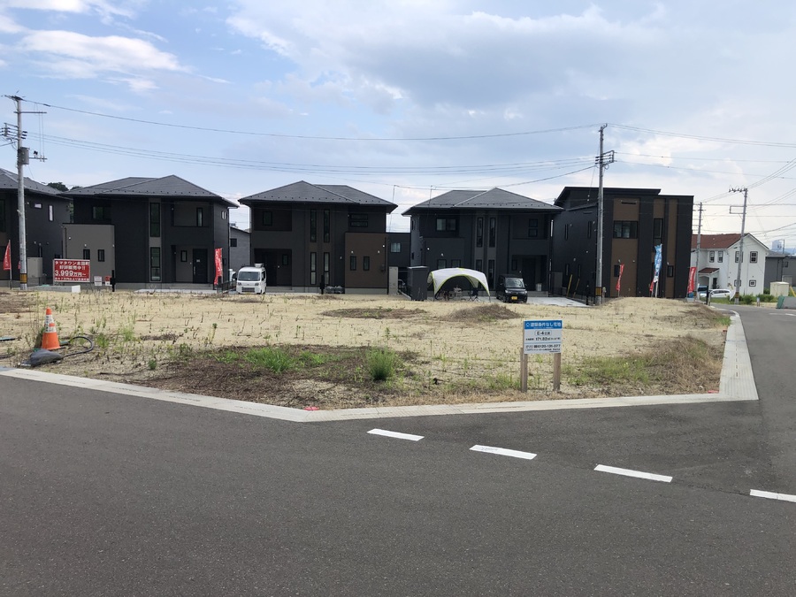 北側はのり面なので建物が建つ心配もございません。