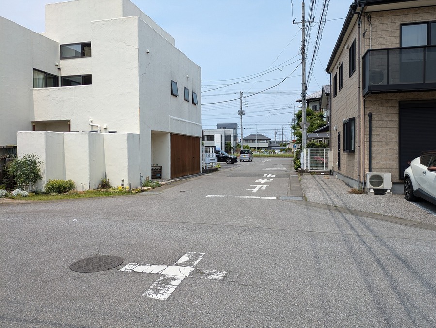 東側前面道路