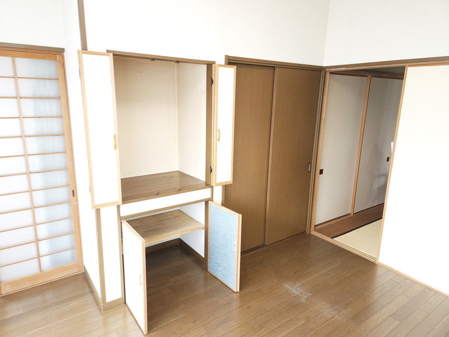 ダイニングには収納もございます