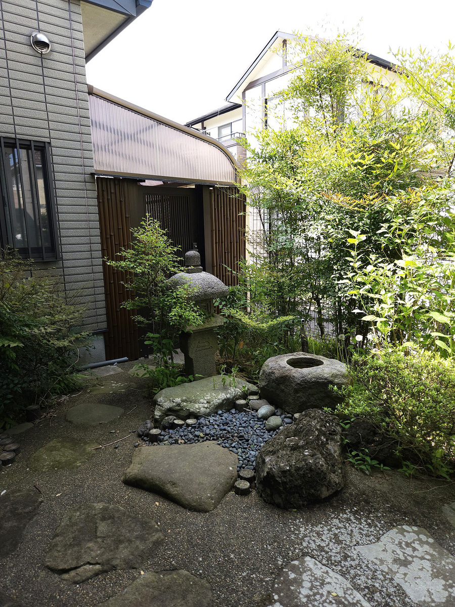 北側和室や浴室からは坪庭を見る事が出来ます