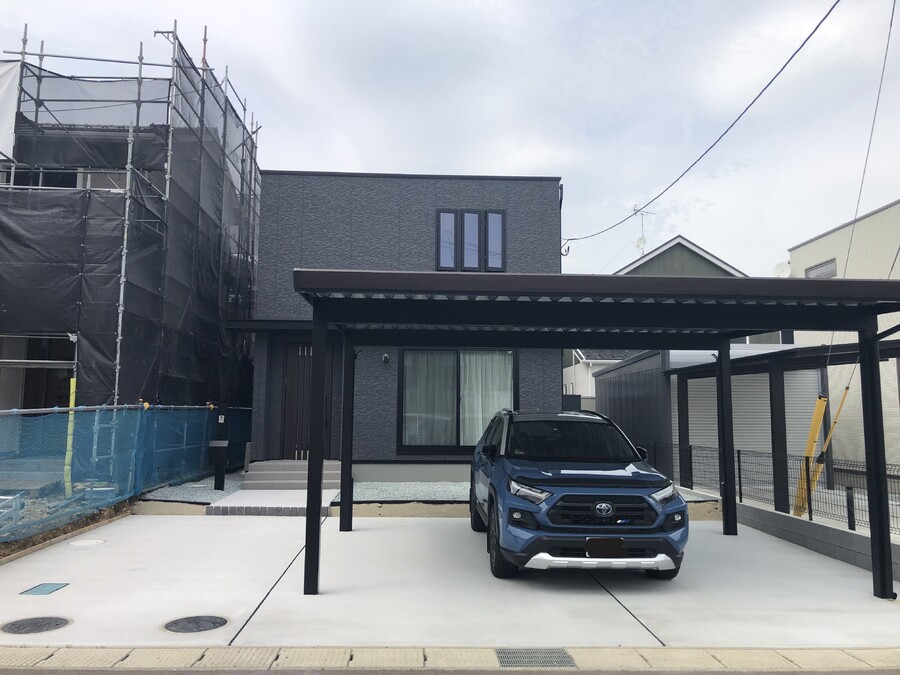 新築時設置のカーポート付きです。雨風から大事なお車を守ります。