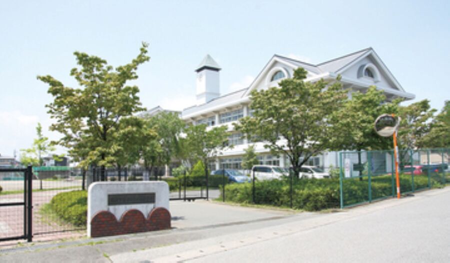 みどりが丘小学校　徒歩8分（約650m）