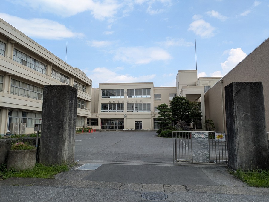 鹿沼市立東小学校　約900ｍ