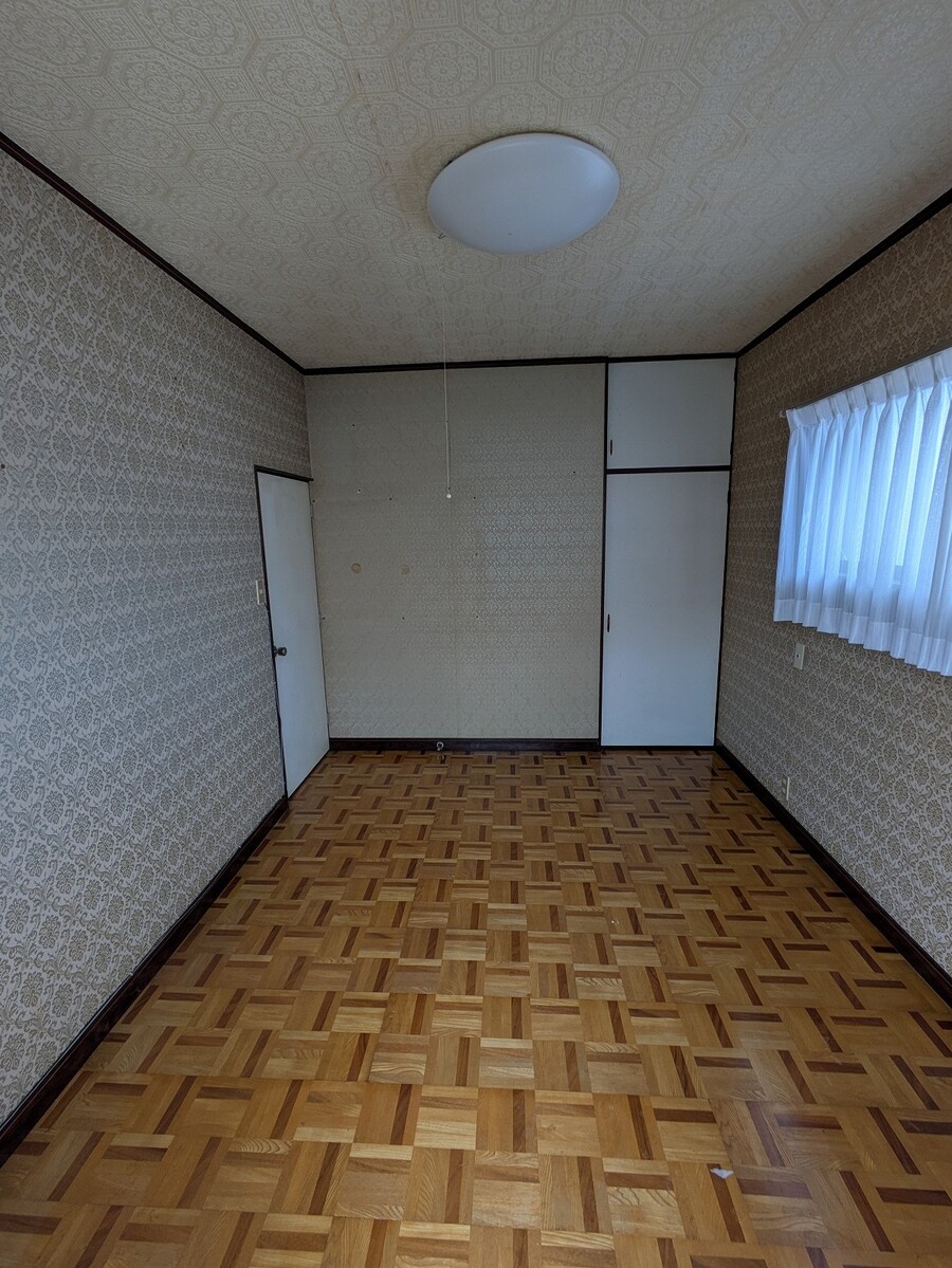 2F東側洋室は2面採光で明るいお部屋です
